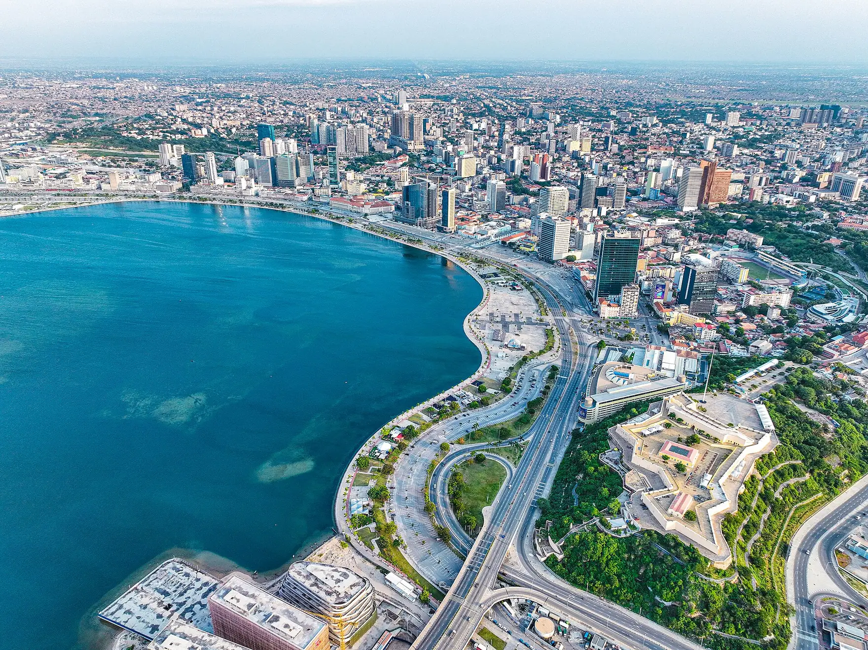Vista aérea da Marginal e da Baía de Luanda ao anoitecer