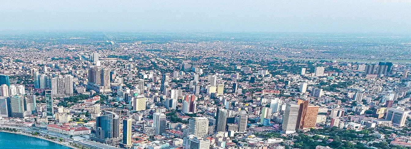 Skyline de Luanda visto da baía